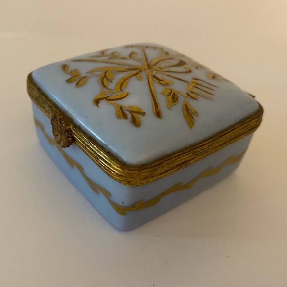 CARLIN COMFORTS “MADE in FRANCE ” PORCELAIN HINGED BOX - Picture 4 of 12